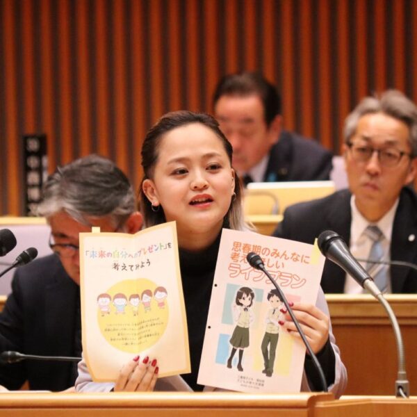 Política japonesa propone toallas sanitarias en baños públicos; recibe oleada de amenazas de muerte