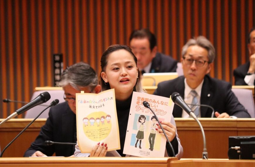 Política japonesa propone toallas sanitarias en baños públicos; recibe oleada de amenazas de muerte