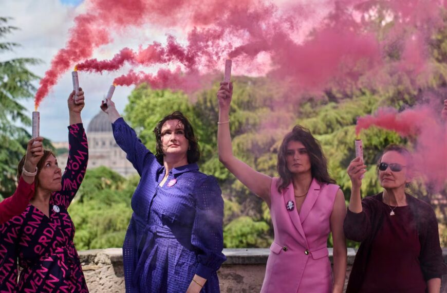 Fumata rosa de Católicas contra el sexismo. En 2 mil años ninguna mujer ha dirigido la Iglesia