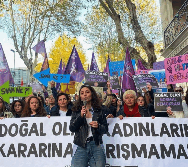 Turquía endurece políticas contra mujeres. Alentarán su regreso a labores domésticas en el «año de la familia»