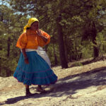Mujeres rarámuris desplazadas de la Sierra Tarahumara a un año de ganar amparo