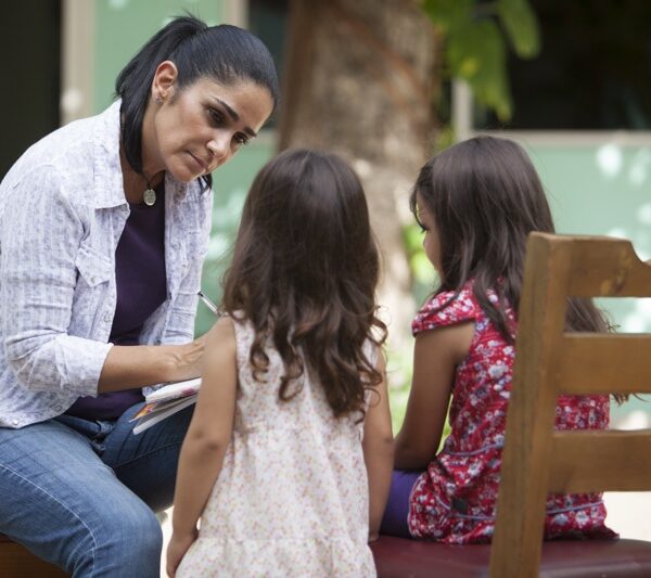 «Cuando te expulsan de tu tierra por valiente, te reinventas o te sometes al silencio»: La poesía de Lydia Cacho