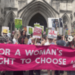 En pleno arribo de ultraderecha europea, Reino Unido rompe límite de 24 semanas para abortar
