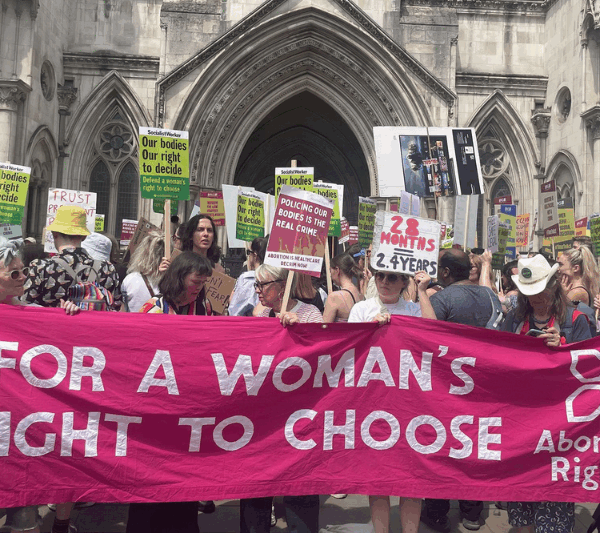 En pleno arribo de ultraderecha europea, Reino Unido rompe límite de 24 semanas para abortar