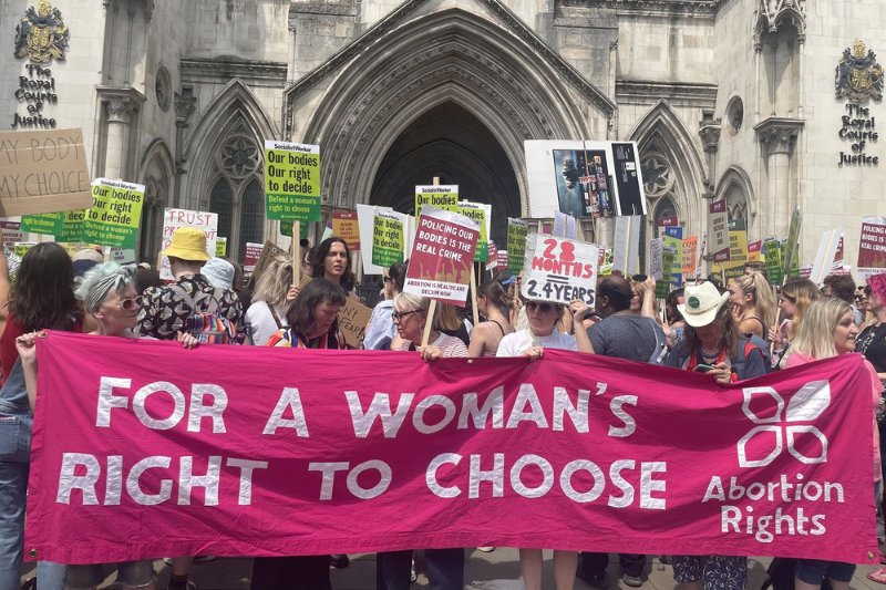 En pleno arribo de ultraderecha europea, Reino Unido rompe límite de 24 semanas para abortar