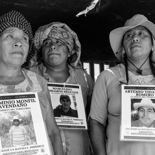 Urgen detener asedio contra comunidad de la Sierra Mazateca. 8 mujeres tienen órdenes de aprehensión