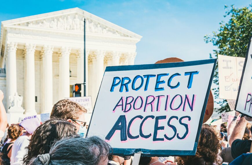 Tras prohibir aborto en EUA, mujeres continúan la práctica con envíos de medicamento por correo postal
