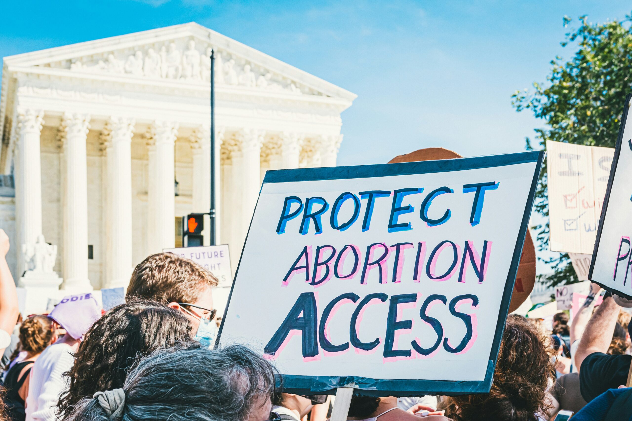 Tras prohibir aborto en EUA, mujeres continúan la práctica con envíos de medicamento por correo postal