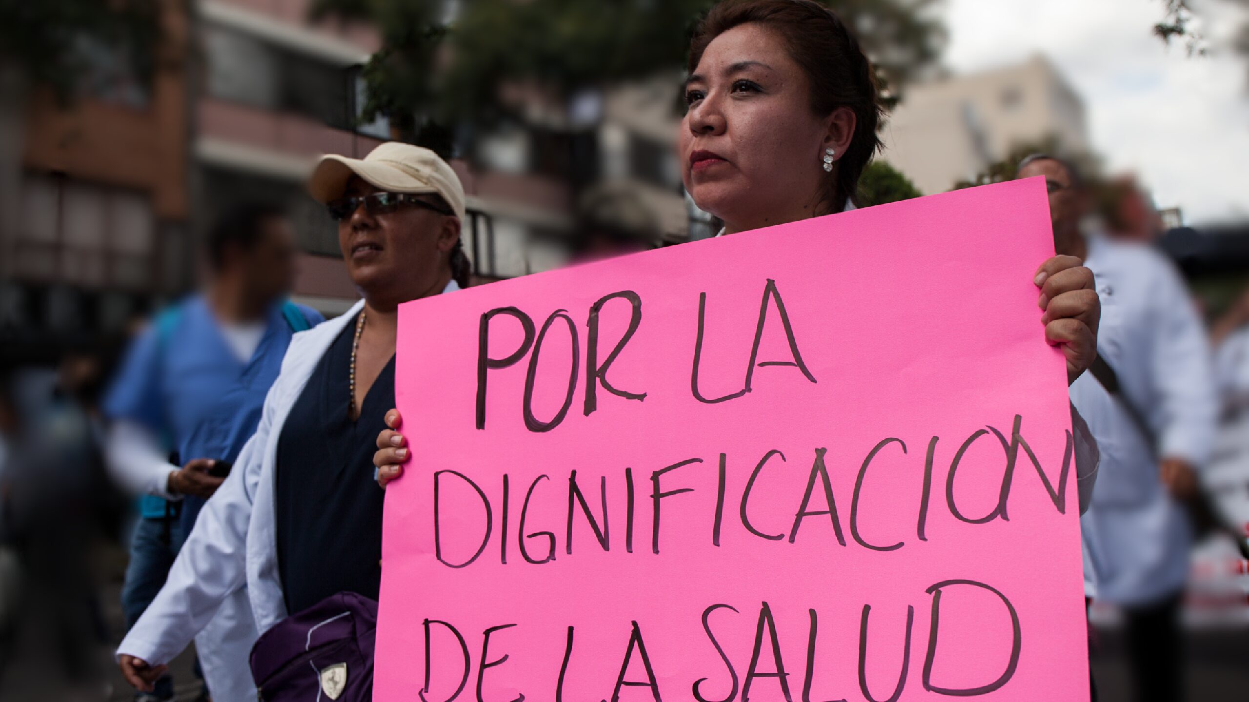 Mujeres representan 70% en el sector salud, pero solo una cuarta parte ocupa puestos de liderazgo
