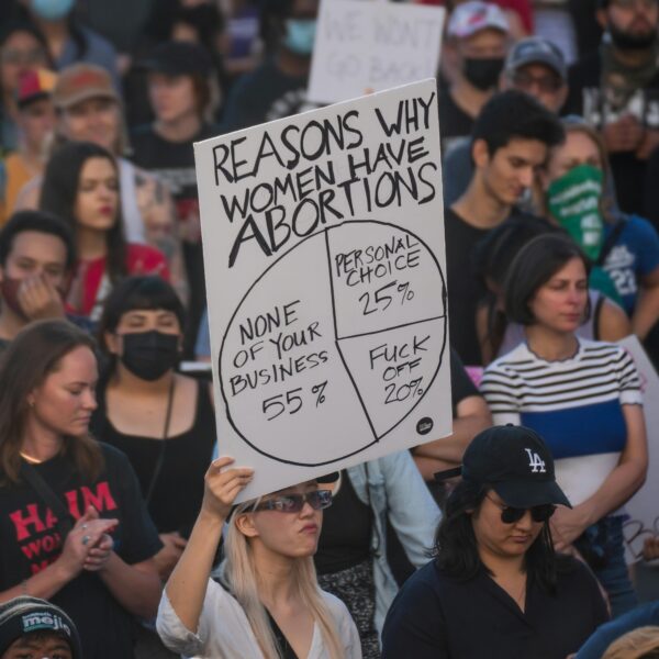 Las mujeres latinas y afroamericanas, las más precarizadas tras restricción del aborto en EUA: estudio