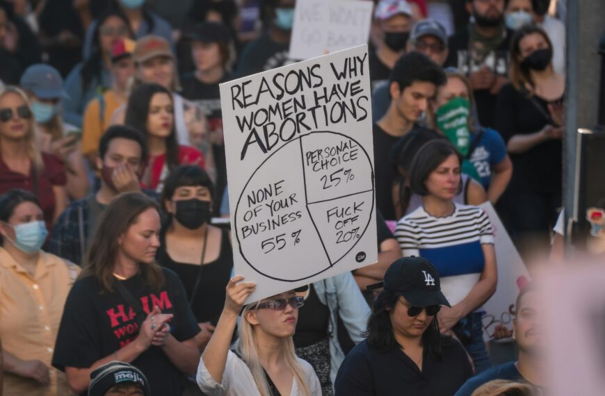 Las mujeres latinas y afroamericanas, las más precarizadas tras restricción del aborto en EUA: estudio