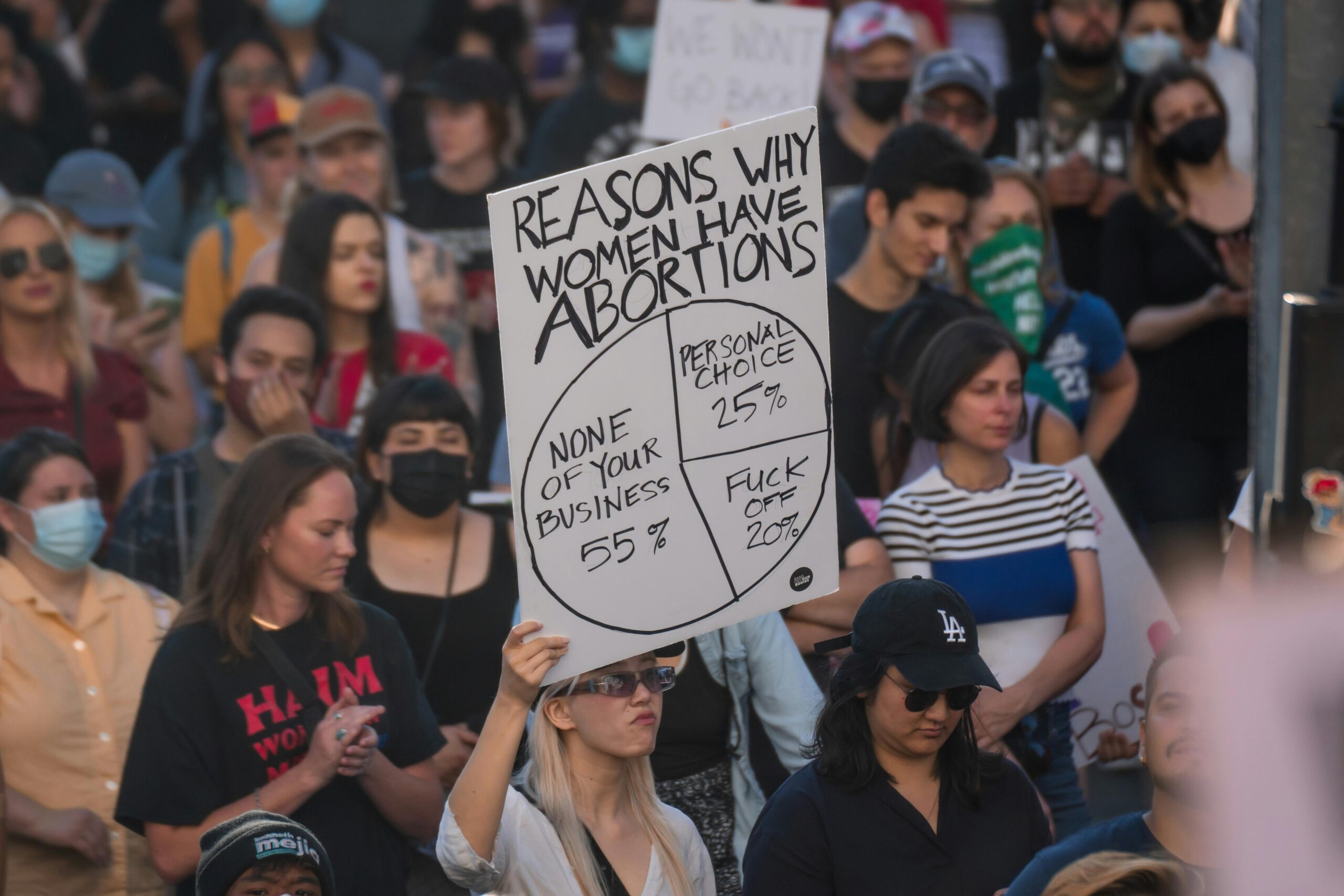 Las mujeres latinas y afroamericanas, las más precarizadas tras restricción del aborto en EUA: estudio