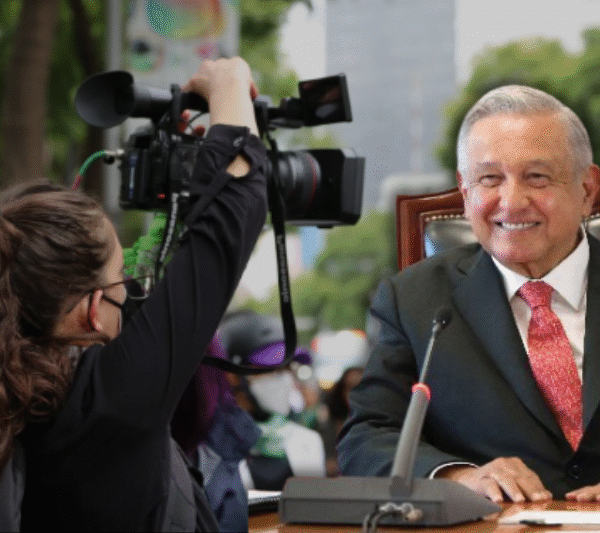 Asedio de AMLO contra mujeres periodistas. Informe CIMAC registra mil 189 casos