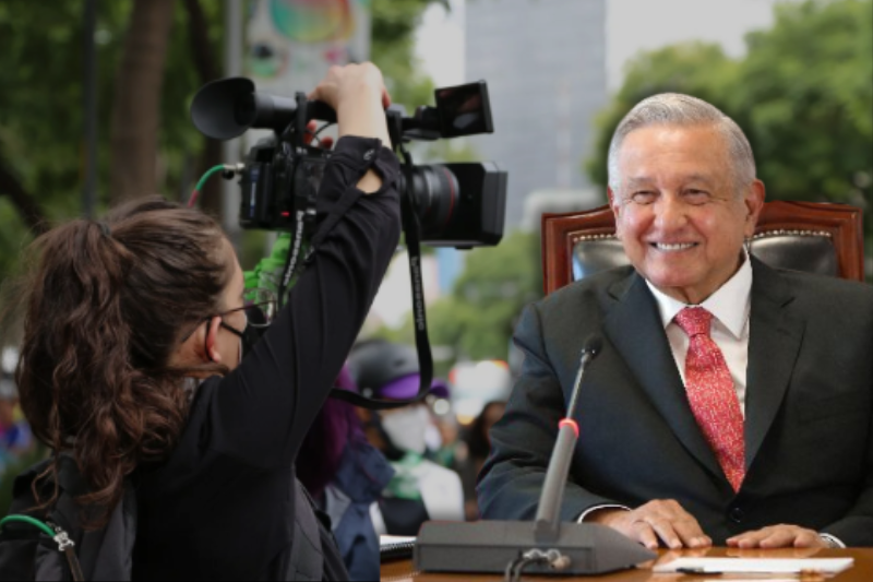 Asedio de AMLO contra mujeres periodistas. Informe CIMAC registra mil 189 casos