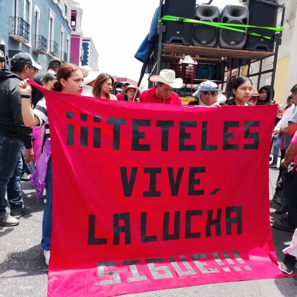 Gobierno de Puebla reprime a centenar de mujeres normalistas en Teteles