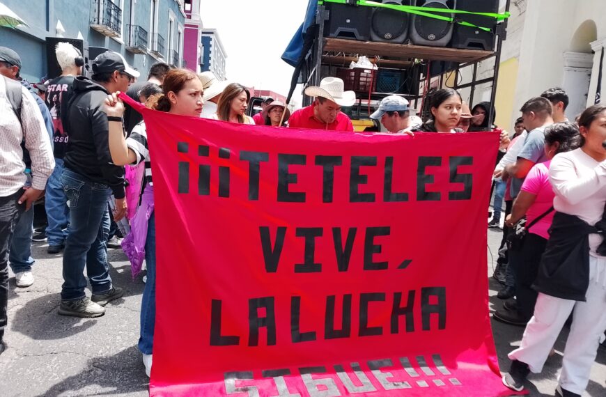 Gobierno de Puebla reprime a centenar de mujeres normalistas en Teteles