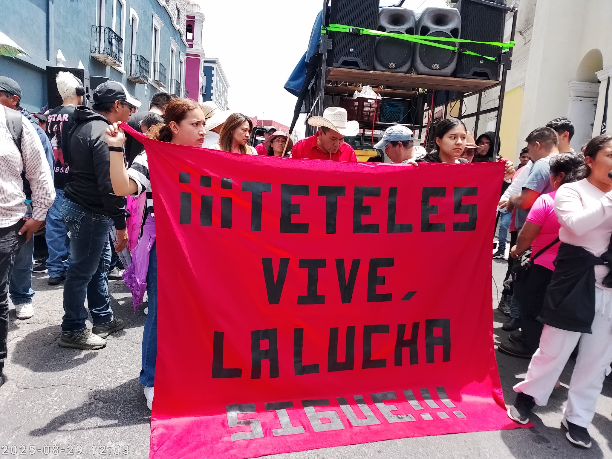 Gobierno de Puebla reprime a centenar de mujeres normalistas en Teteles