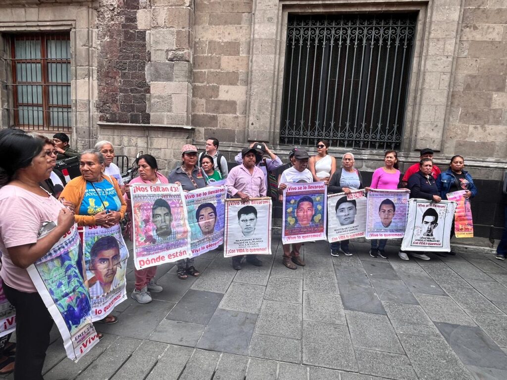 Promesas, pero sin avances en las investigaciones por los 43