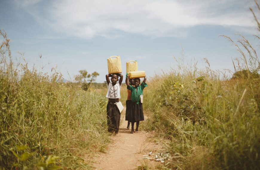 Mil niñas y niños mueren al día por escasez de agua: UNICEF