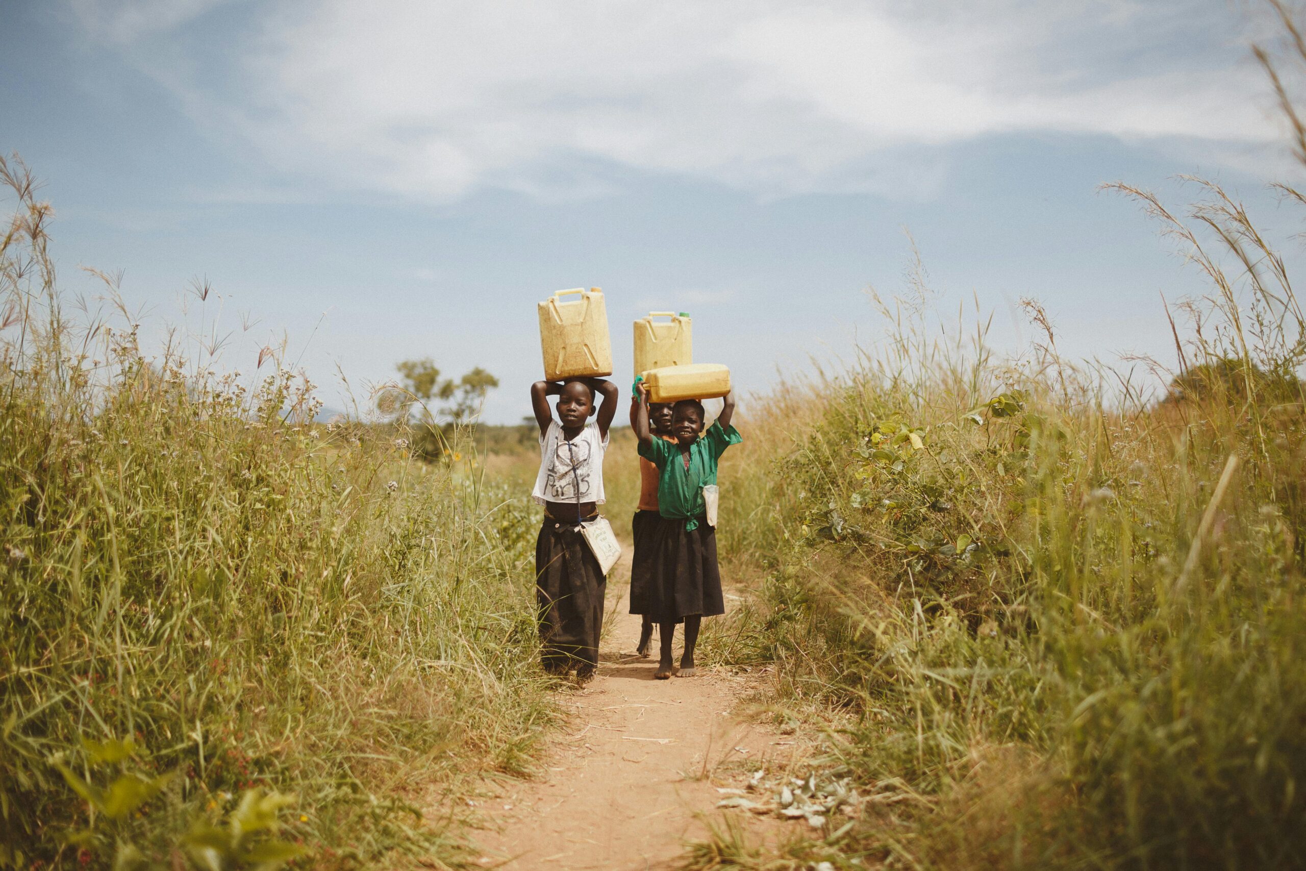 Mil niñas y niños mueren al día por escasez de agua: UNICEF