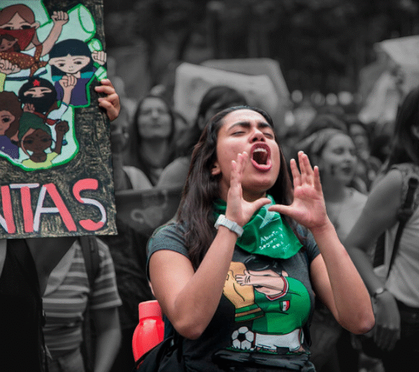 Desechan iniciativa para despenalizar aborto en Queretaro. Congreso discute ley sin dialogo con mujeres