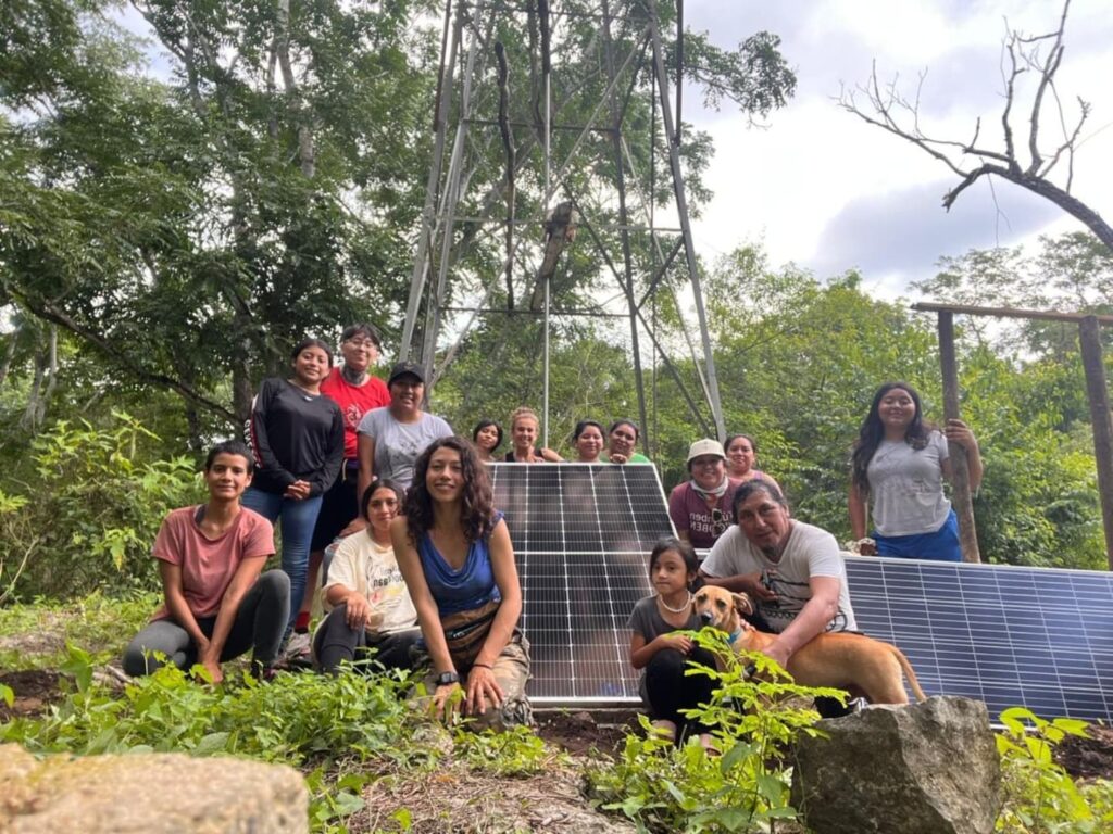 Comunidades de mujeres mayas resuelven falta de energía con paneles solares