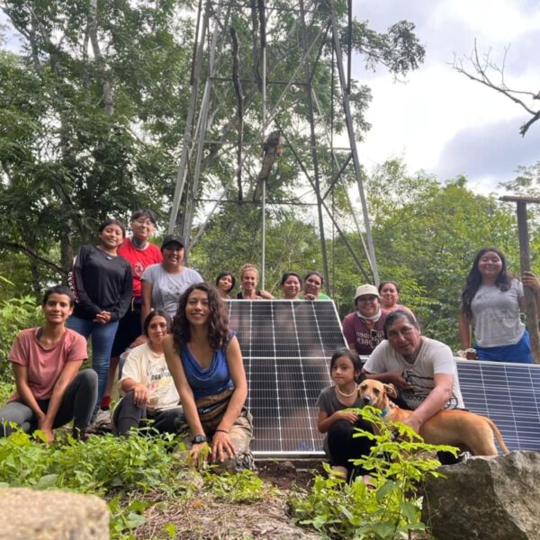 Comunidades de mujeres mayas resuelven falta de energía con paneles solares