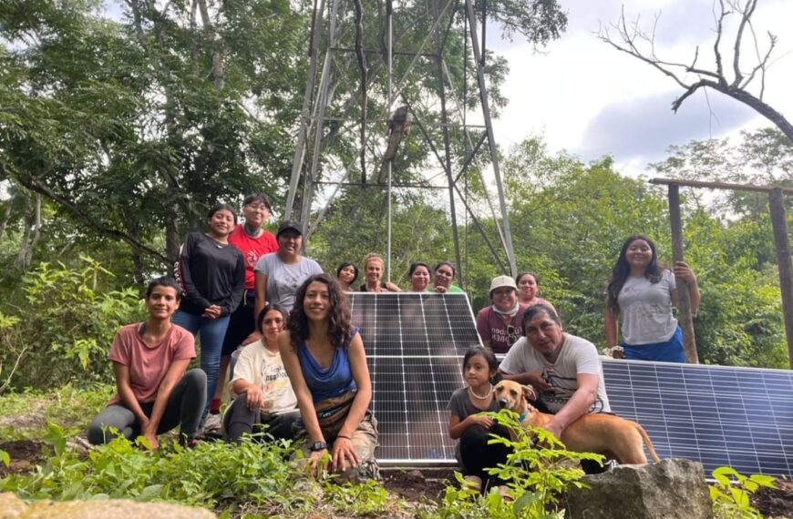Comunidades de mujeres mayas resuelven falta de energía con paneles solares
