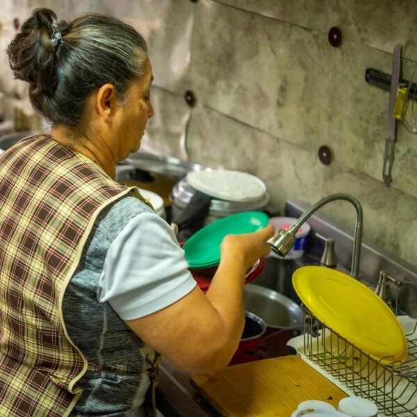 ¿Exhausta? Mujeres destinan 62 horas por semana a cuidados sin paga. Hombres solo 24