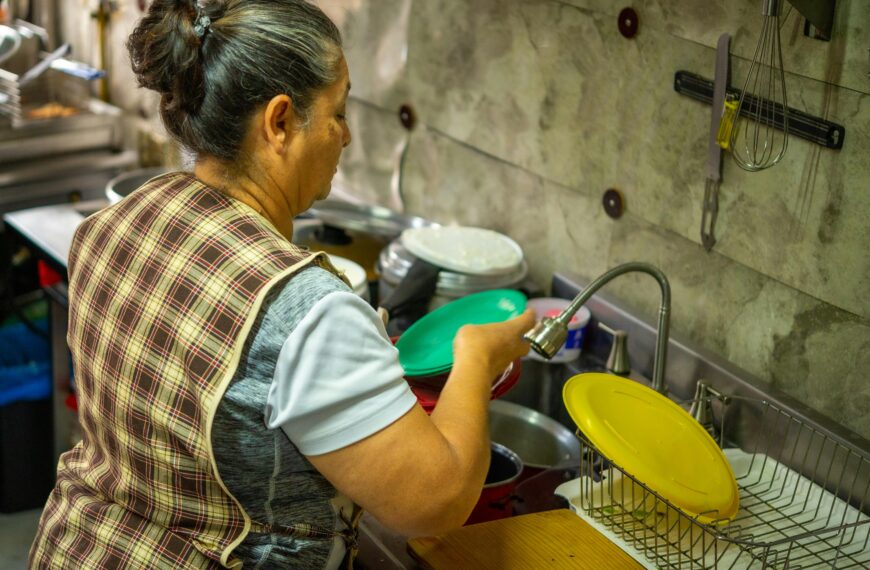 ¿Exhausta? Mujeres destinan 62 horas por semana a cuidados sin paga. Hombres solo 24