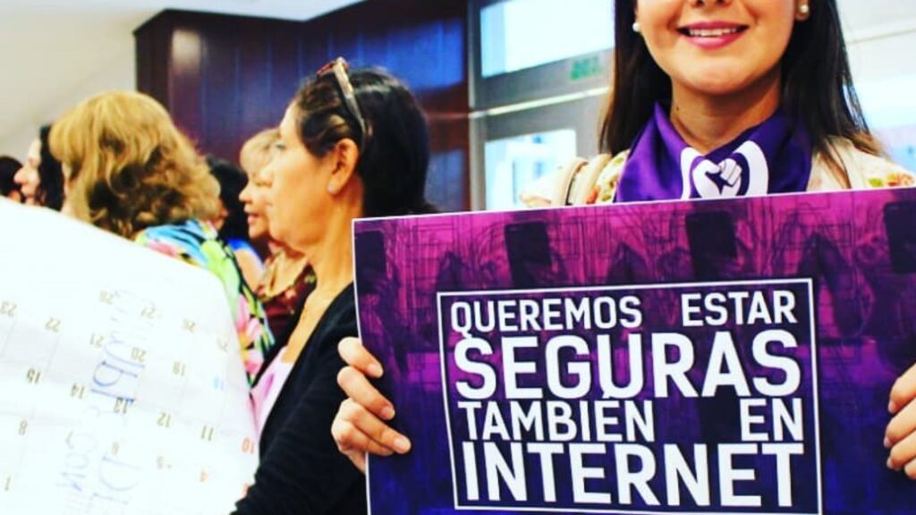 Ciberacoso se convierte en segunda violencia más frecuente contra mujeres en CDMX