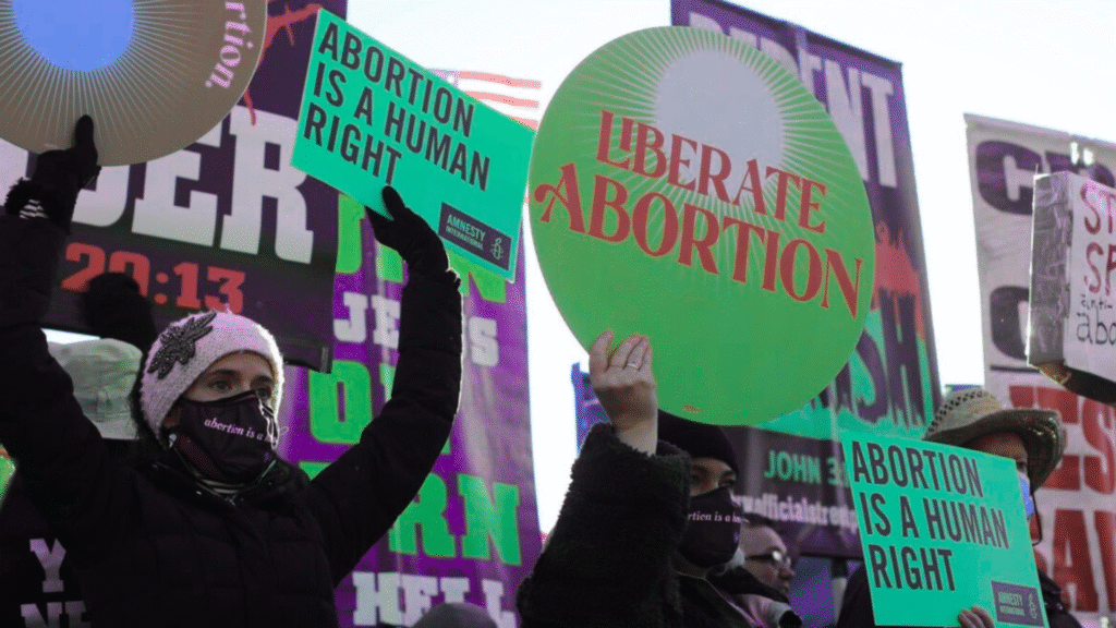 Detectan chatbots antiaborto en EUA. Mujeres en busca de información son dirigidas a ellos