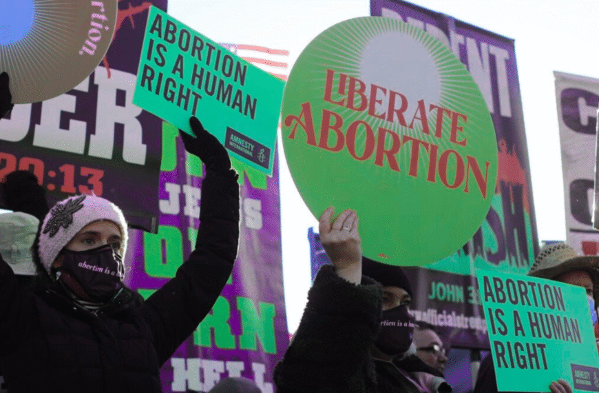 Detectan chatbots antiaborto en EUA. Mujeres en busca de información son dirigidas a ellos