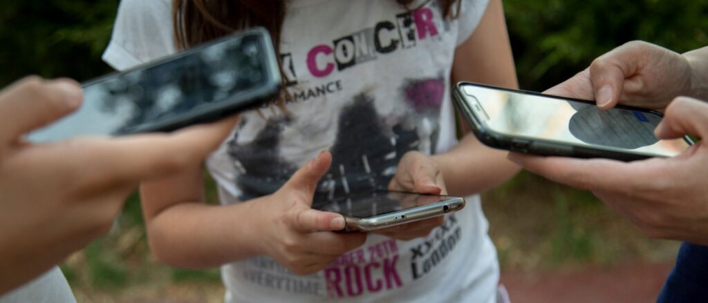 Alertan del»capping»; manipulan a infancias en la web para explotación sexual en vivo