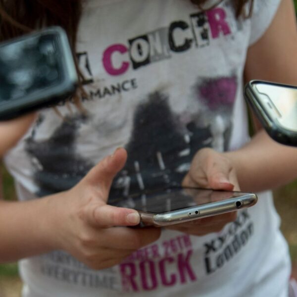 Alertan del»capping»; manipulan a infancias en la web para explotación sexual en vivo