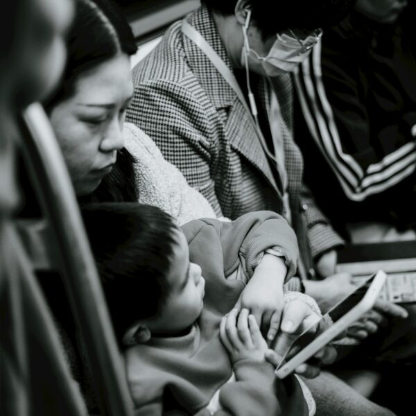 China agrega IVA a anticonceptivos para contrarrestar la baja natalidad