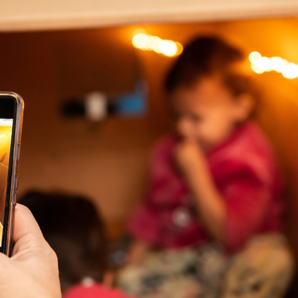 Shareting, práctica de subir infancias a redes sociales que las expone a violencia sexual digital 