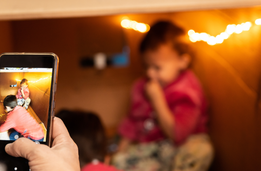 Shareting, práctica de subir infancias a redes sociales que las expone a violencia sexual digital 