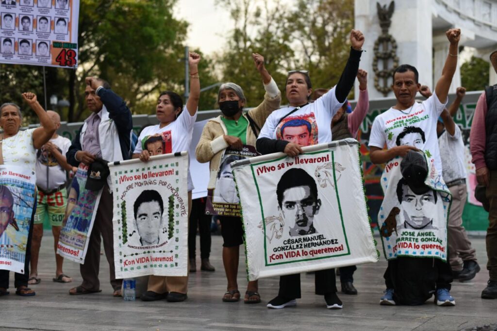 La arena del tiempo de los 43 se acaba para Claudia Sheinbaum