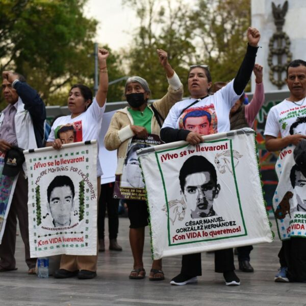 La arena del tiempo de los 43 se acaba para Claudia Sheinbaum