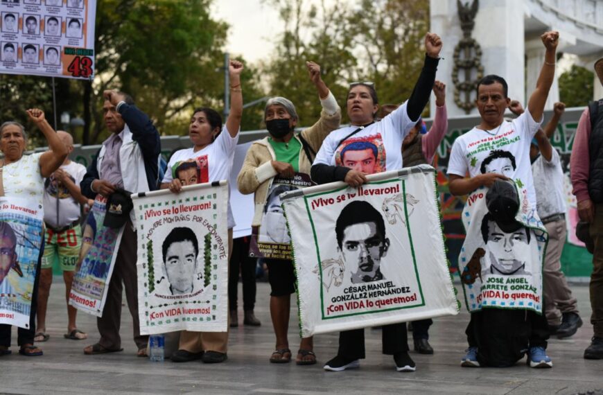 La arena del tiempo de los 43 se acaba para Claudia Sheinbaum