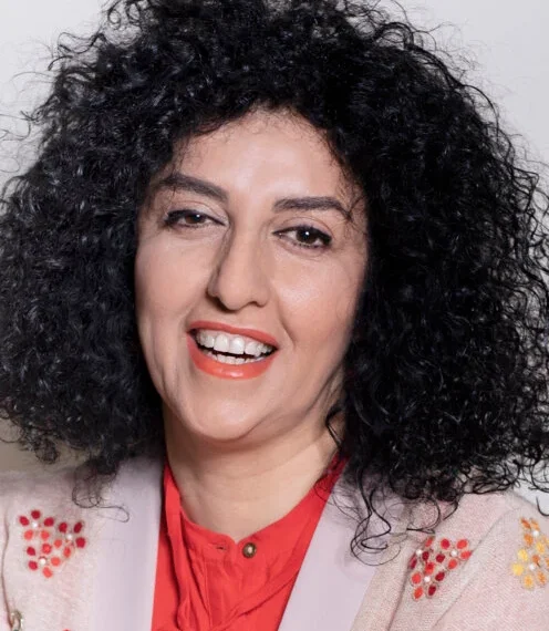 Suman años de prisión contra periodista iraní Narges Mohammadi, ganadora del Nobel de la Paz