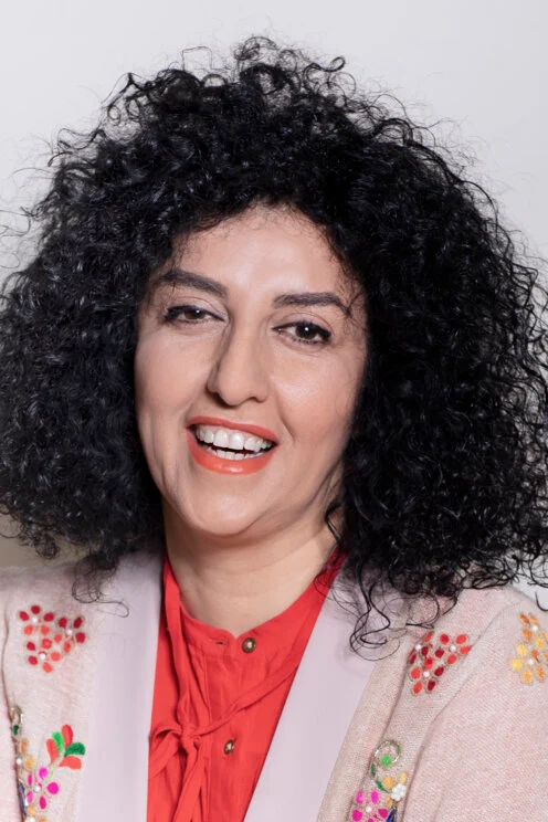 Suman años de prisión contra periodista iraní Narges Mohammadi, ganadora del Nobel de la Paz