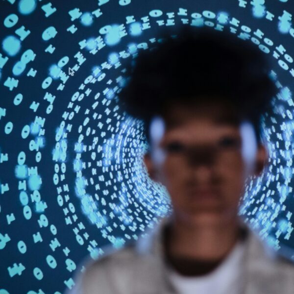 IA avanza y presencia de mujeres en sector tecnológico sigue siendo baja