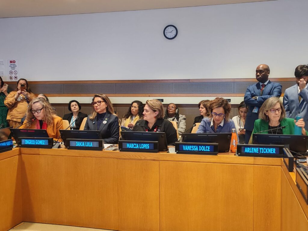 Plataformas digitales lucran con la violencia en línea contra mujeres. CSW70