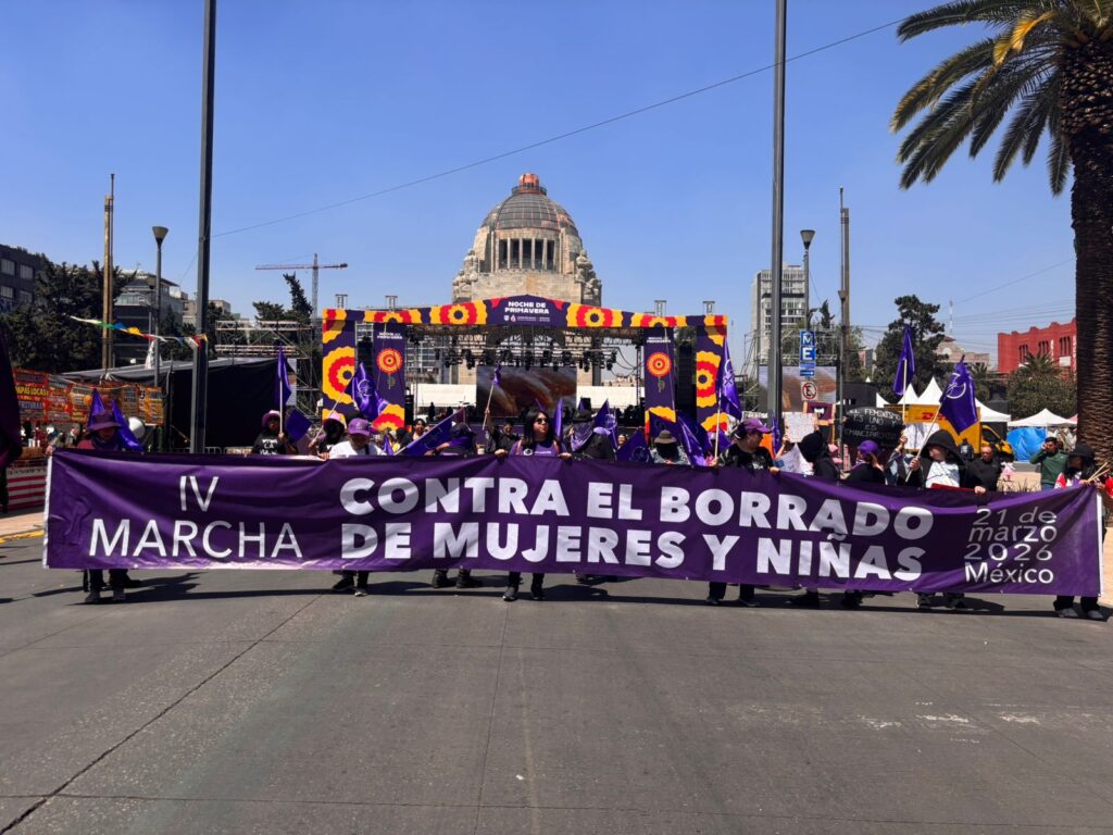 Marchan por dejar de negar existencia política de las mujeres. Policías CDMX las reprimen