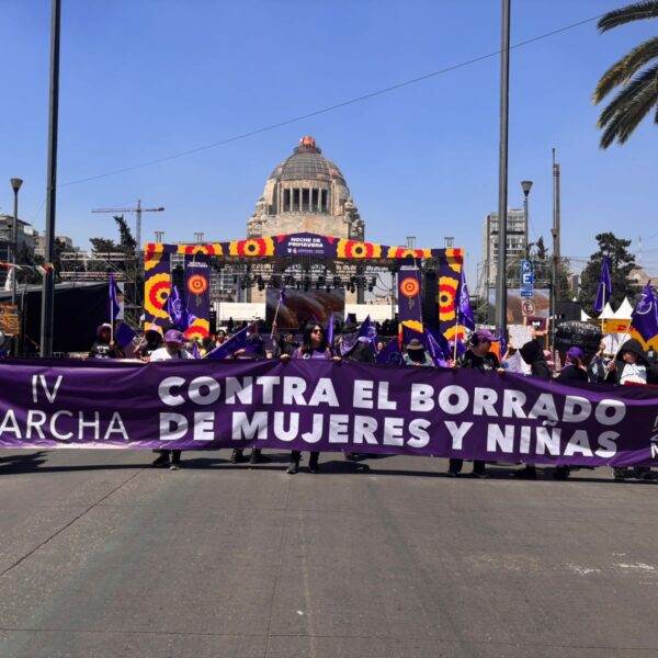 Marchan por dejar de negar existencia política de las mujeres. Policías CDMX las reprimen
