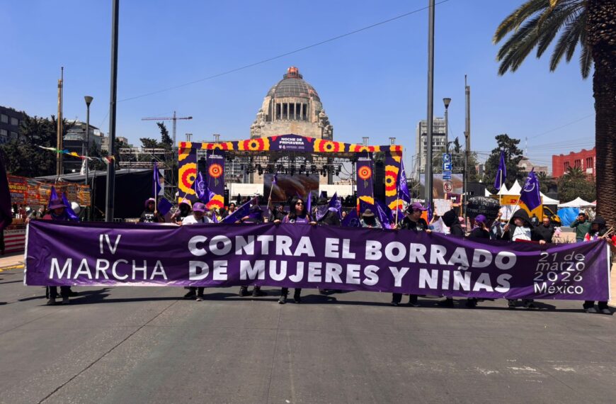 Marchan por dejar de negar existencia política de las mujeres. Policías CDMX las reprimen