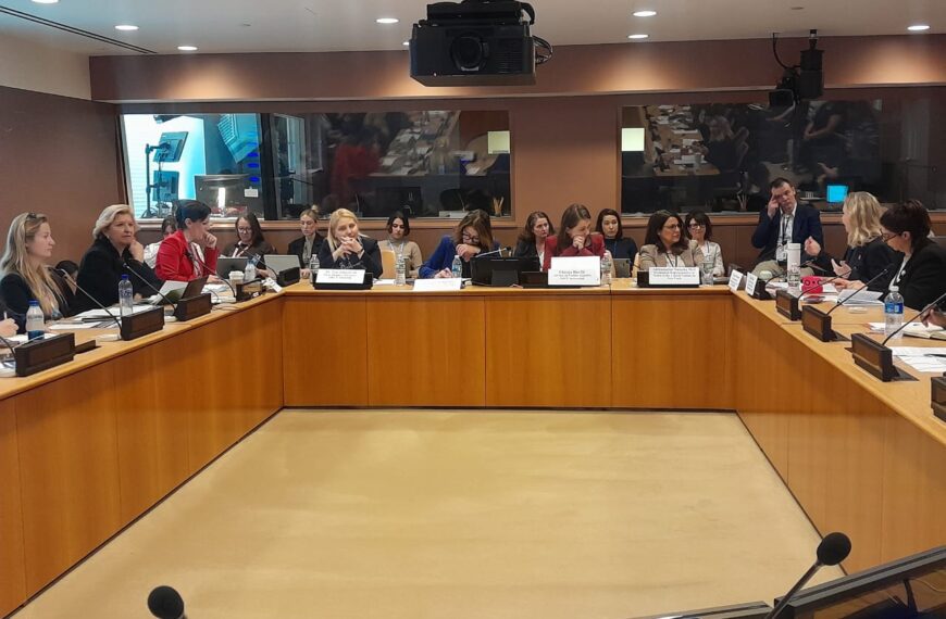 Mujeres políticas que defienden derechos humanos, democracia y libertades: las más violentadas. CSW70