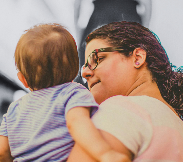 Proponen extender licencias de maternidad hasta por un año con goce de sueldo